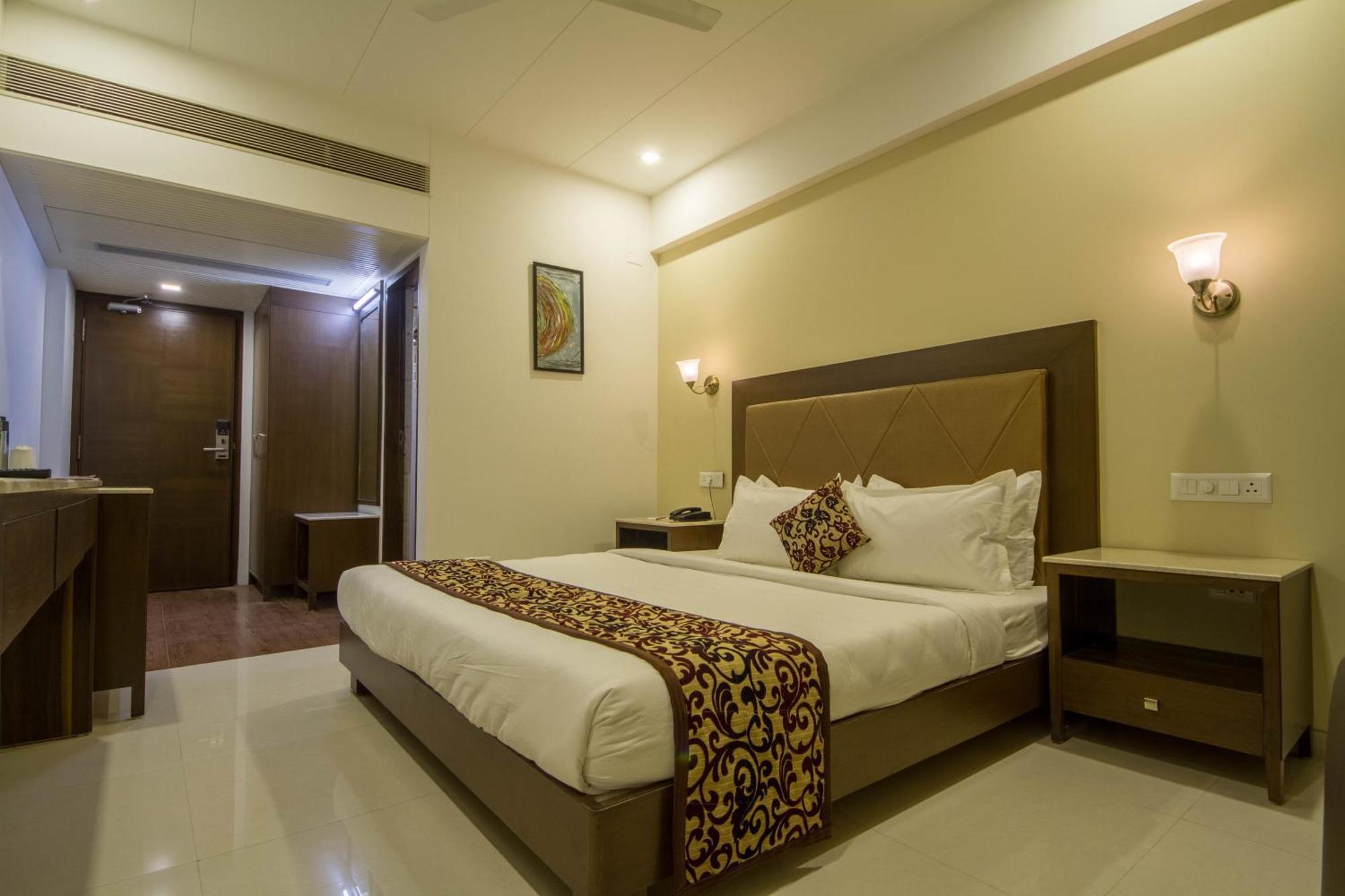 Tgv Hotel Ahmedabad Exteriör bild